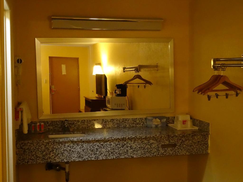 Econo Lodge Fredericksburg Near I-95 Exterior photo